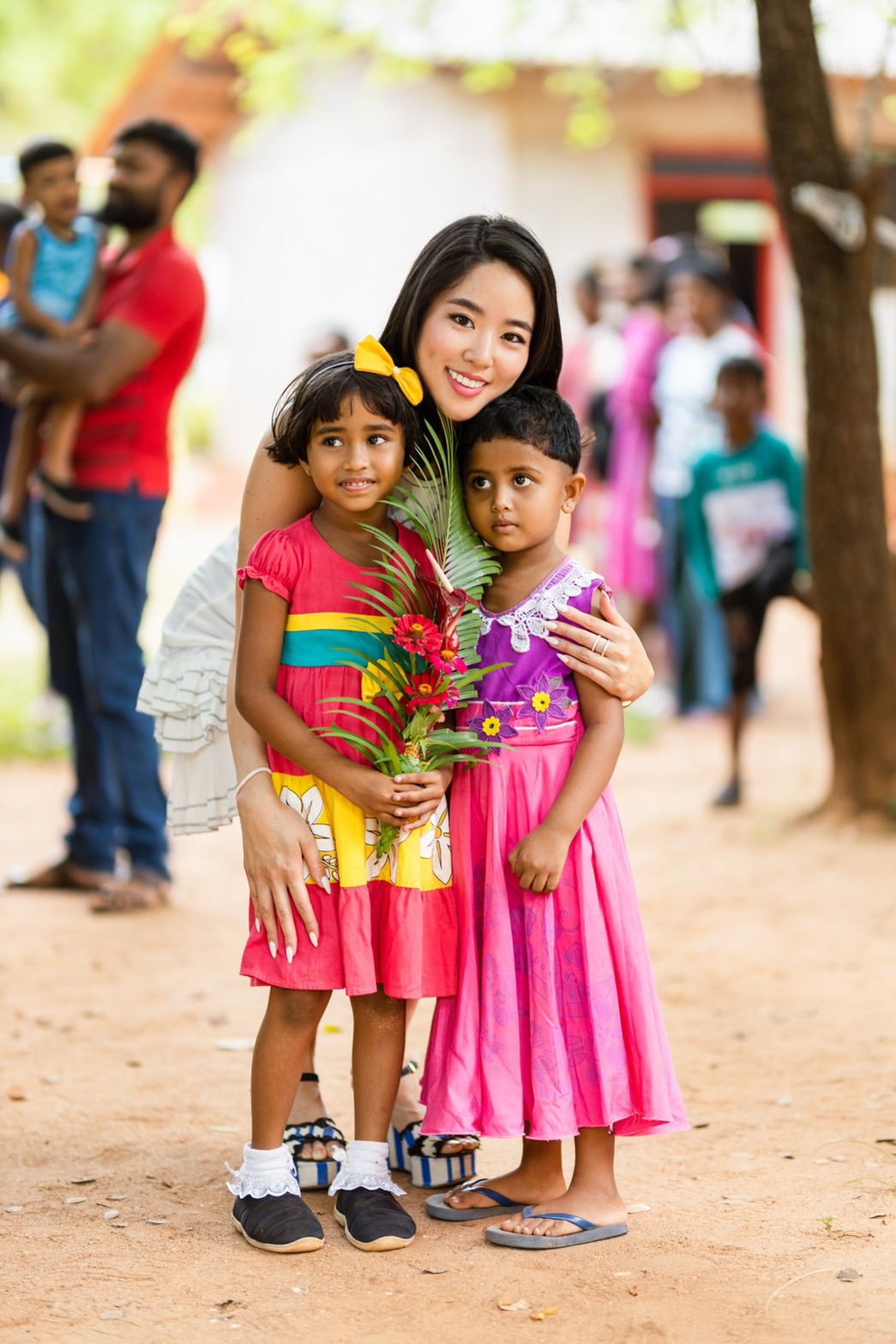 笑顔の女性と子供たち